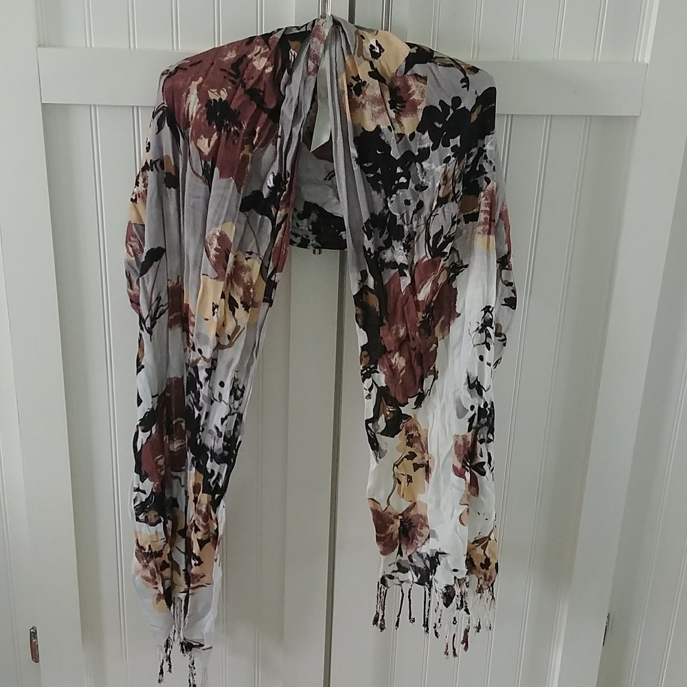 C Beautiful floral scarf/wrap